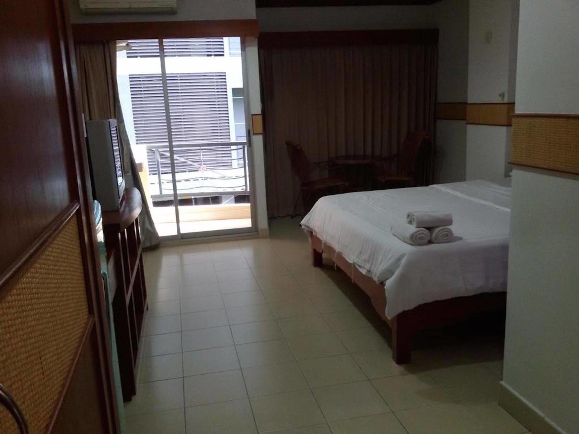 Rattakit Mansion Aparthotel Патая Екстериор снимка